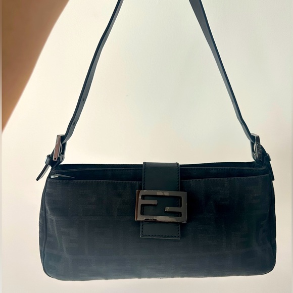 SOLD‼️Fendi Vintage Baguette Shoulder Bag Black - Picture 2 of 12